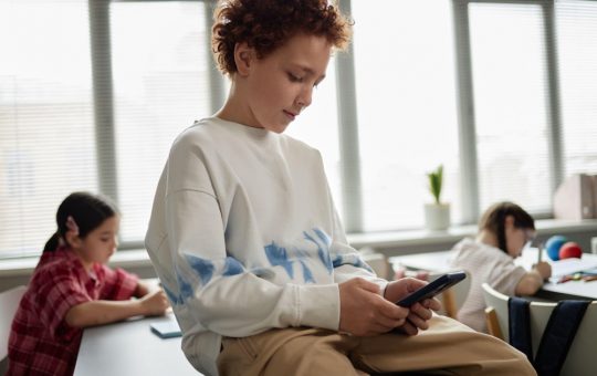 Interzicerea telefoanelor mobile în școli: O măsură controversată pentru educația viitorului