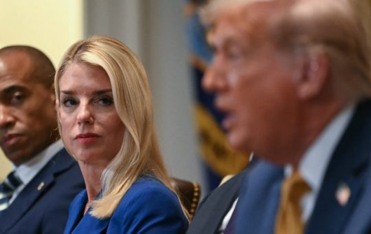 Pam Bondi: O nouă eră în politica tehnologică americană sub conducerea lui Donald Trump