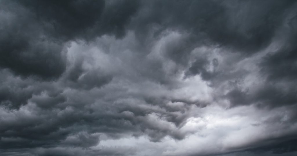Furtuni și Vijelii: Impactul Alertelor Meteo Asupra României și Pregătirile Necesare