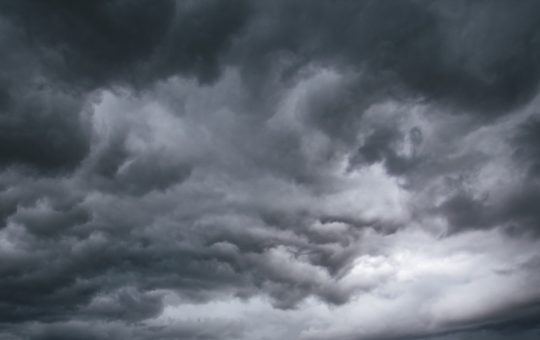 Furtuni și Vijelii: Impactul Alertelor Meteo Asupra României și Pregătirile Necesare