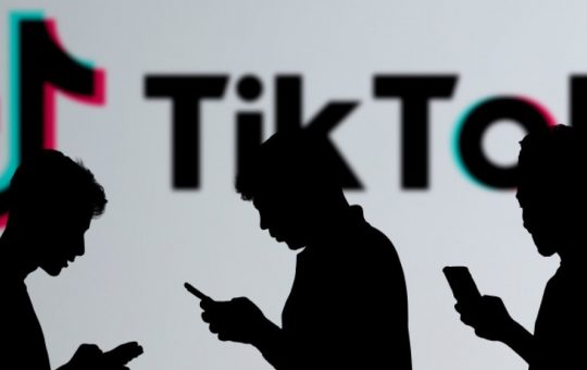 Dezinformarea pe TikTok: Cum 10 Conturi Rescriu Realitatea în România și Impactul Acesteia asupra Societății