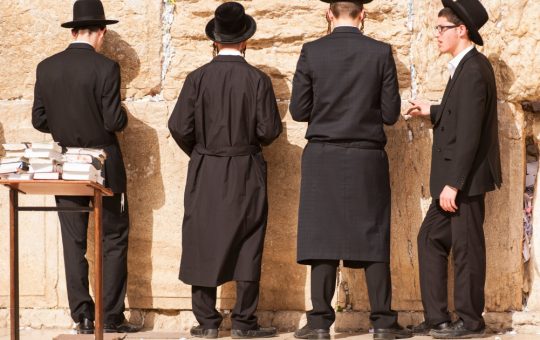 Recrutarea evreilor ultraortodocși în Israel: O schimbare de paradigmă în fața provocărilor sociale și politice