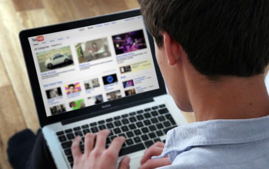 Impactul automatizării etichetării conținutului AI pe YouTube: O analiză profundă