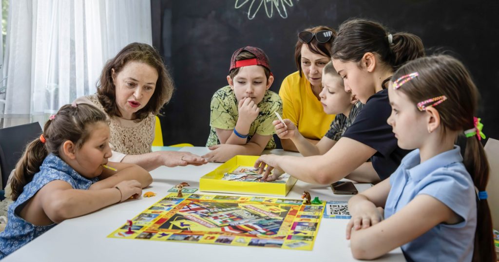 Educația în vremuri de război: Harkov inovează cu prima grădiniță subterană în contextul atacurilor rusești