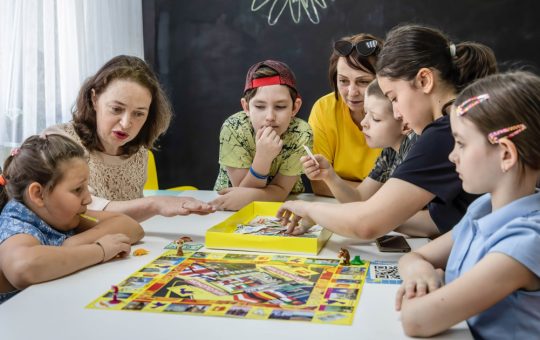 Educația în vremuri de război: Harkov inovează cu prima grădiniță subterană în contextul atacurilor rusești