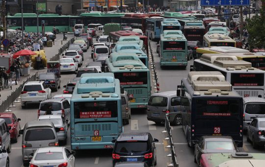 Tragedie pe Autostrăzile Chinei: 13 Vieți Pierdute Într-un Accident Devastator în Henan