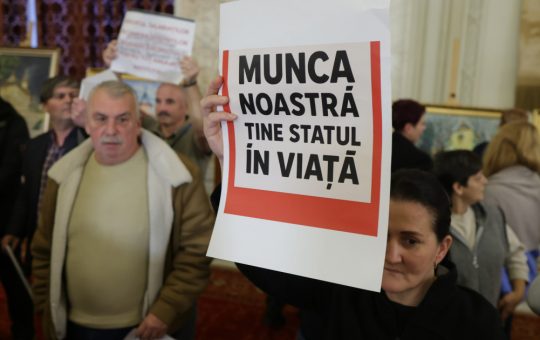 Funcționarii Parlamentului României Amenință cu Greva Generală: O Analiză a Noii Legi a Salarizării