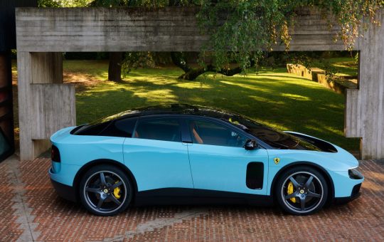 Critica Dure pentru Ferrari: Impactul Lansării Modelului Electric Luce asupra Reputației și Viitorului Mărcii