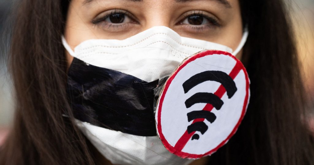 Iran: Internetul Restabilit Parțial după Trei Luni de Cenzură – Îndurarea și Frustrarea Cetățenilor