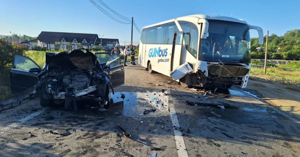 Tragedie pe Drumurile din România: Accidentul Mortal dintre un Autocar de Mineri și un Autoturism din Mehedinți