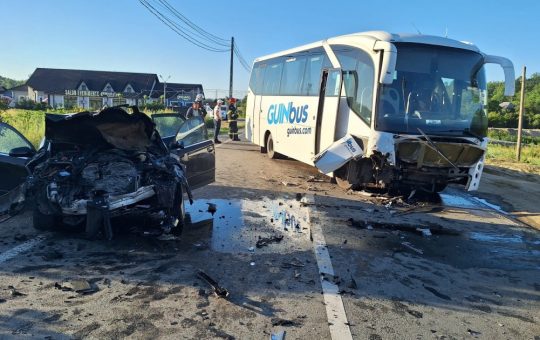 Tragedie pe Drumurile din România: Accidentul Mortal dintre un Autocar de Mineri și un Autoturism din Mehedinți