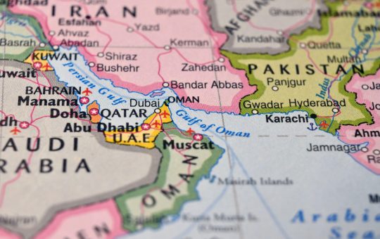 Omanul în centrul tensiunilor geopolitice: Impactul amenințărilor lui Donald Trump asupra Strâmtorii Ormuz