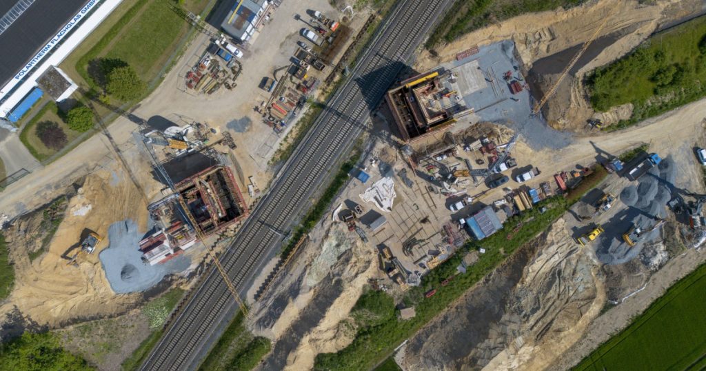 Revoluția tehnologică pe șantierele europene: Cum dronele și utilajele autonome transformă construcția drumurilor și tunelurilor