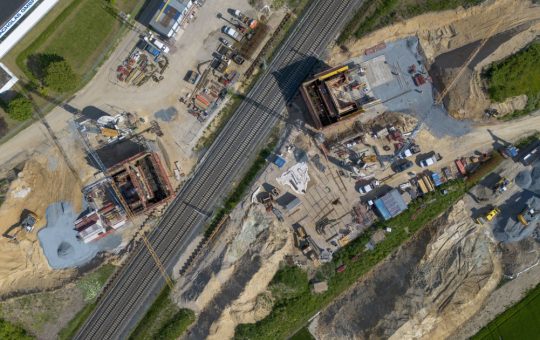 Revoluția tehnologică pe șantierele europene: Cum dronele și utilajele autonome transformă construcția drumurilor și tunelurilor