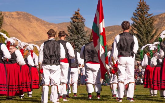 Călătoria Lingvistică a Euskarei: De la Pirinei la Idaho – Moștenirea Basca în America