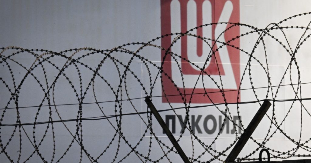 Efectele sancțiunilor americane asupra Lukoil: O analiză detaliată a vânzării activelor internaționale și implicațiile economice