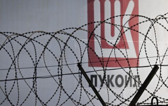 Efectele sancțiunilor americane asupra Lukoil: O analiză detaliată a vânzării activelor internaționale și implicațiile economice