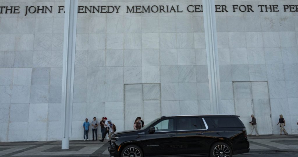 Decizia justiției: Numele lui Trump eliminat de pe site-ul Centrului Kennedy – Implicații și Perspective