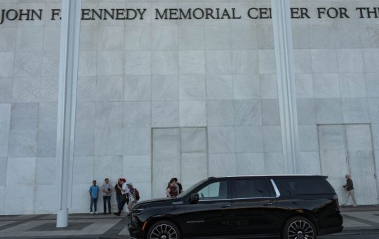 Decizia justiției: Numele lui Trump eliminat de pe site-ul Centrului Kennedy – Implicații și Perspective
