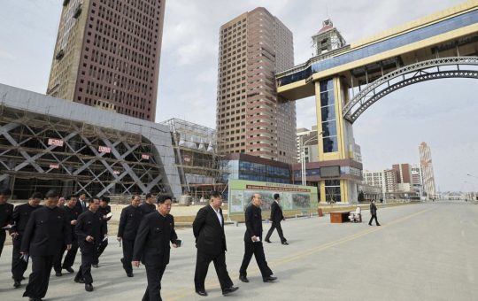 Coreea de Nord: O Poveste Neobișnuită de Creștere Economică în Contextul Relațiilor cu China și Rusia