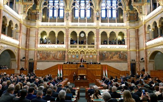 Reducerea Salariilor Deputaților din Ungaria: O Măsură de Modestie sau O Strategie Politică?