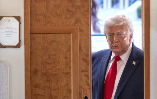 Decizia istorică a unui judecător american: Taxa de 100.000 de dolari impusă de Trump pentru viza H-1B este ilegală