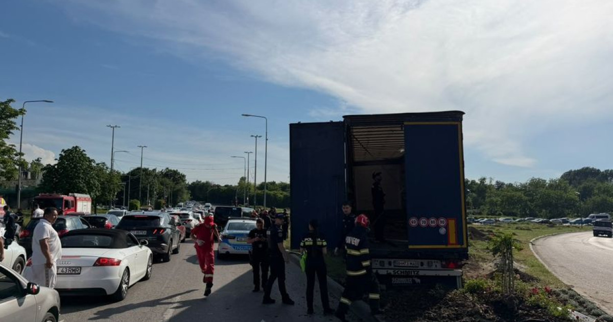 Accident de proporții în Constanța: Impactul unui TIR scăpat de sub ...