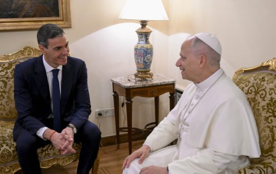 Între credință și politică: Vizita Papei Leon al XIV-lea în Spania și impactul asupra liderului spaniol Pedro Sánchez