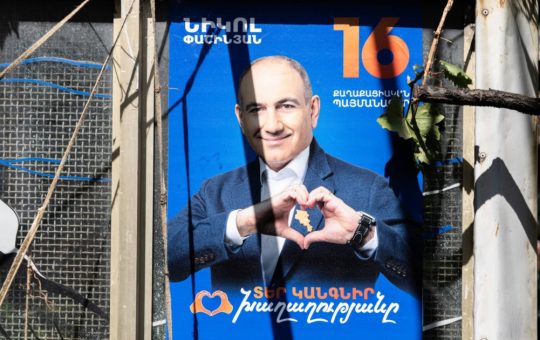 Nikol Pașinian: O victorie în umbra crizei democratice din Armenia
