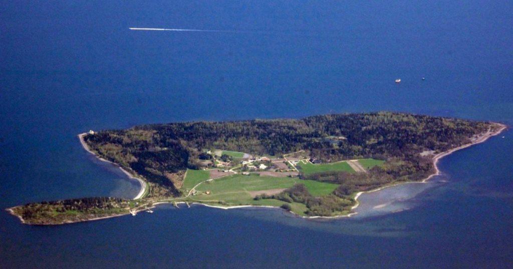 Viața pe Insula Bastoy: Între Reabilitare și Libertate – O Privire Asupra Sistemului Penitenciar Norvegian