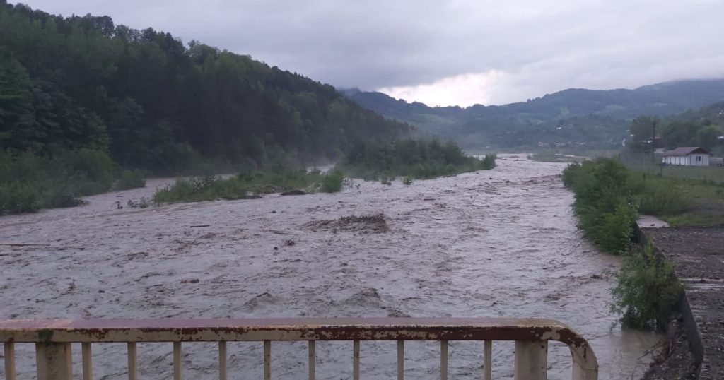 Ploile Torențiale din Vrancea și Neamț: Impactul Devastator al Fenomenelor Meteorologice Extreme