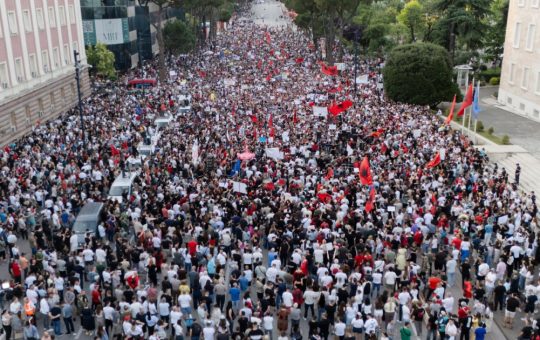 Protestele din Albania: O mișcare împotriva proiectului imobiliar al familiei Trump în numele ecologiei și suveranității naționale