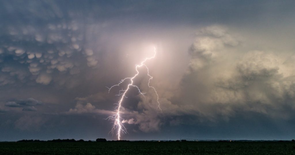 Furtuni Violente și Ploi Torențiale: Impactul Fenomenelor Meteorologice Asupra României