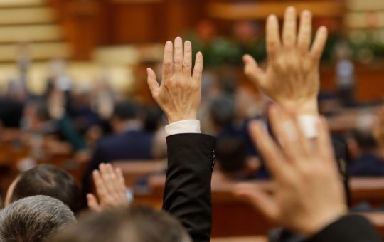 Analiza colaborărilor politice în Parlament după demiterea Guvernului: O nouă realitate politică în România