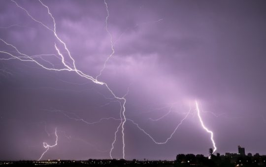 Fenomenul vremii severe în România: Impactul codului galben de ploi, vijelii și grindină