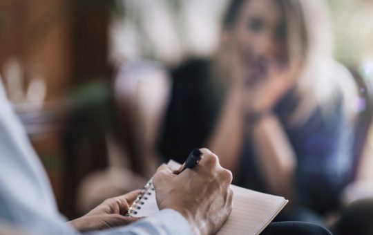 Interviurile pentru Tulburările Mintale: O Privire Critică asupra Fiabilității și Viitorului Diagnosticului Psihiatric