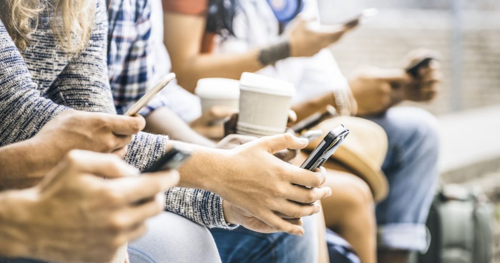 Impactul telefoanelor mobile asupra scăderii natalității la nivel global: O analiză detaliată