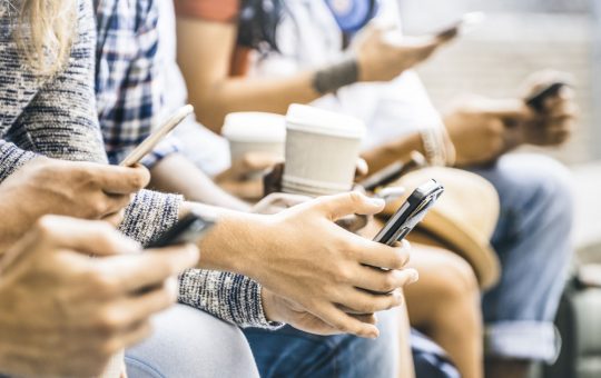 Impactul telefoanelor mobile asupra scăderii natalității la nivel global: O analiză detaliată