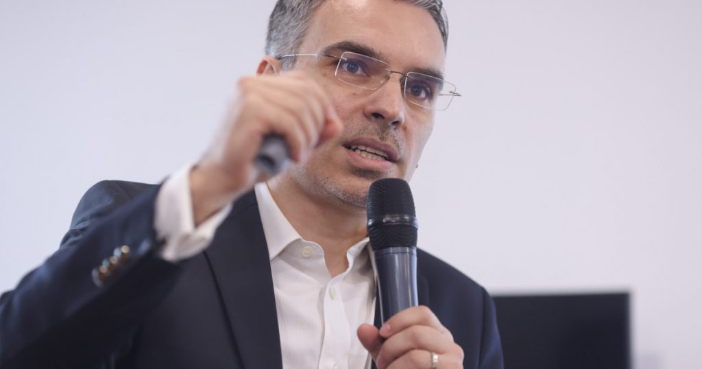 Evoluția lui Nicușor Dan: Între Popularitate și Incertitudine Politică
