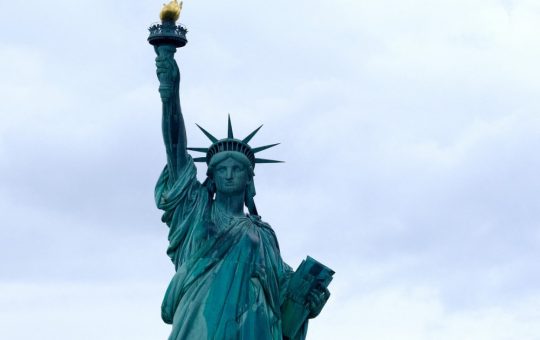 Controversele Legale și Politice din Jurisprudența Americană: Cazul Statuii Libertății și Administrația Trump