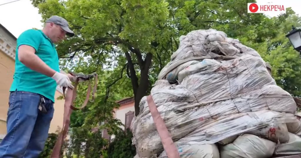 Destrămarea simbolurilor: Demontarea statuii lui Mihail Bulgakov în Kiev și implicațiile acesteia asupra identității naționale ucrainene