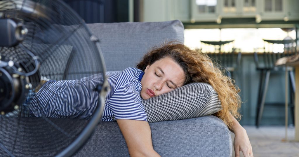 Ghidul Complet pentru Somnul Odihnitor pe Timp de Vară: Temperatura Optimă și Utilizarea Aerului Condiționat