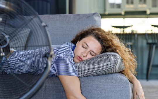Ghidul Complet pentru Somnul Odihnitor pe Timp de Vară: Temperatura Optimă și Utilizarea Aerului Condiționat