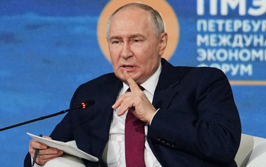 Măsuri sanitare stricte la Forumul Economic Internațional de la Sankt Petersburg: Putin continuă să impună teste pentru COVID-19 și gripă