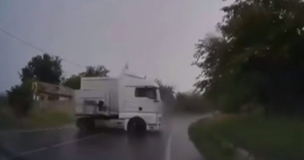 Tragedie evitată în Teleorman: O analiză detaliată a incidentului cu TIR-ul derapant și implicațiile acestuia asupra siguranței rutiere