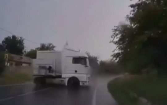 Tragedie evitată în Teleorman: O analiză detaliată a incidentului cu TIR-ul derapant și implicațiile acestuia asupra siguranței rutiere