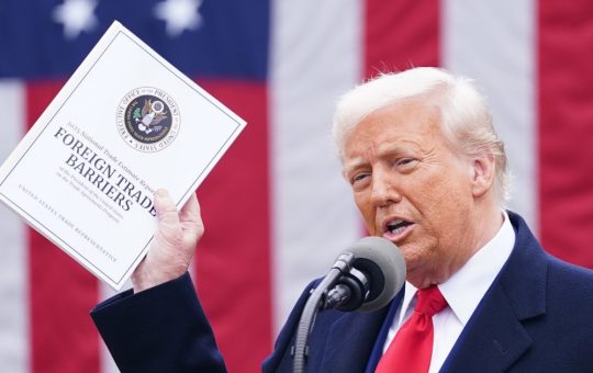 Controversele Taxelor Vamale Propuse de Trump: O Analiză Profundă a Impactului Asupra Drepturilor Omului și Comerțului Global