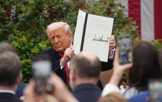 Revizuirea politicii tarifare a lui Trump: O schimbare strategică în fața presiunilor economice