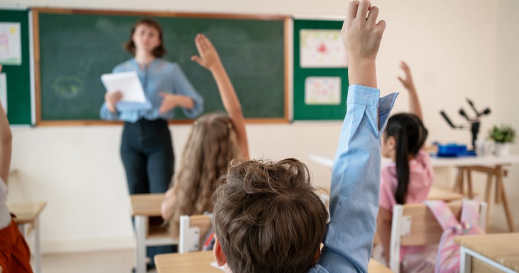 Ziua Învățătorului 2026: O Sărbătoare Esențială în Recunoașterea Educației