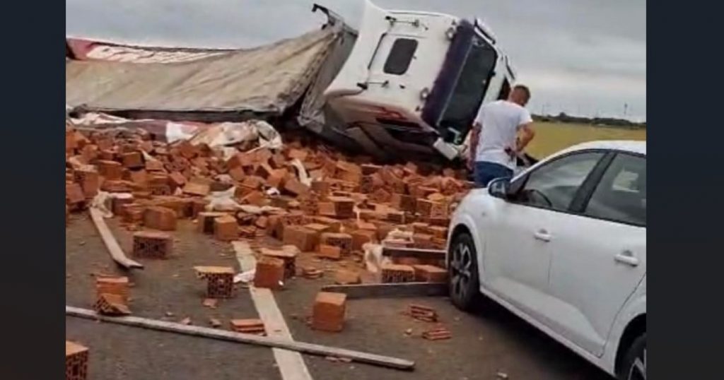 Tragedie pe centura Timișoarei: Un accident rutier devastator cu un TIR răsturnat